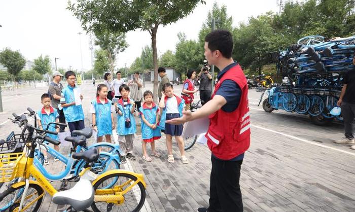 为了打造多元友好出行环境，他们决定倾听“孩子们的主张”