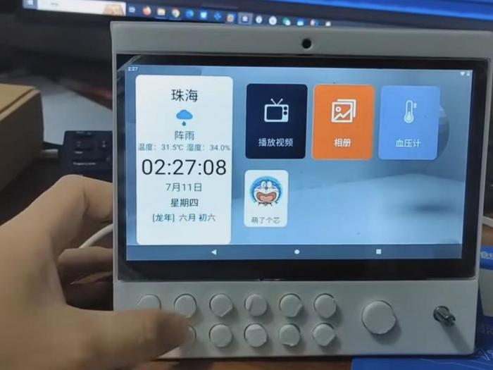 大学生为奶奶改造专属智能屏 触控操作变按钮