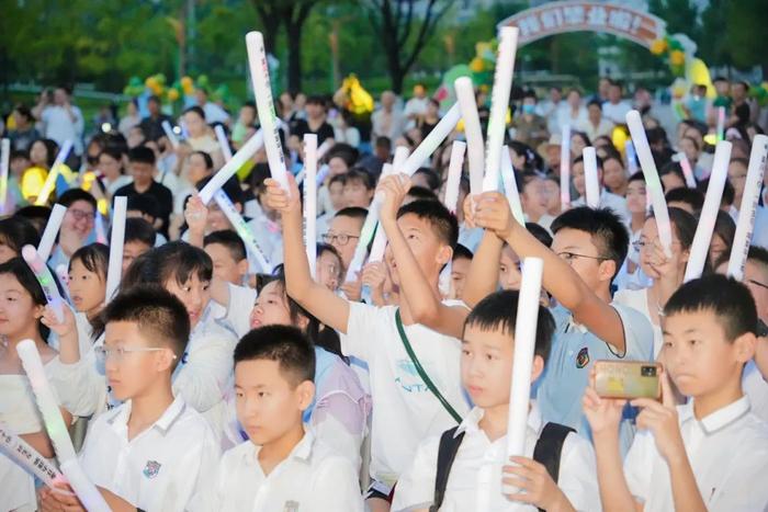 西安市浐灞第三小学六年级毕业典礼举行