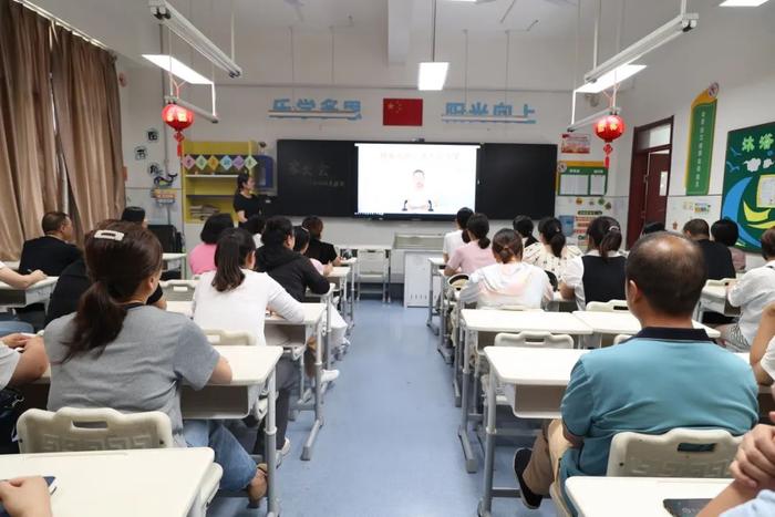 西安市曲江第十三小学召开毕业班家长会