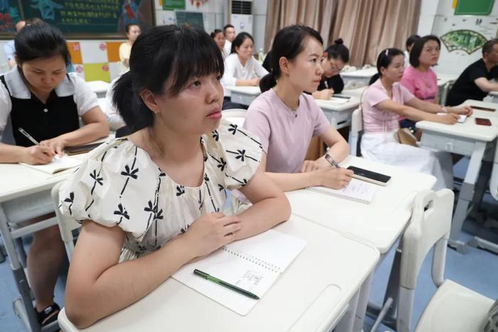 西安市曲江第十三小学召开毕业班家长会