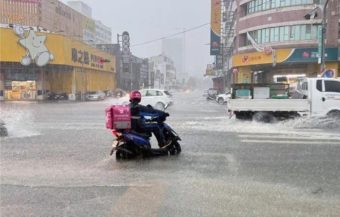 大雷雨袭台南！台南市永康区积水成灾