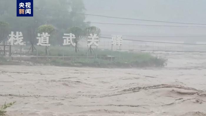 陕西汉中强降雨致洪水倒灌 部分国道塌方中断