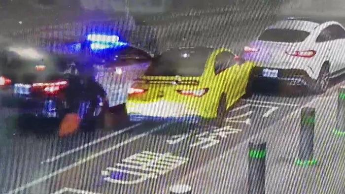 台媒：桃园机场深夜枪响，一辆车拒盘查冲撞警车，警察连开13枪制止仍逃逸