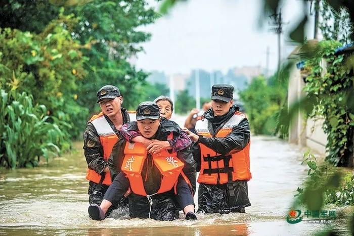 河南、安徽等地出现强降雨，解放军和武警部队官兵、民兵奋战防汛抢险一线