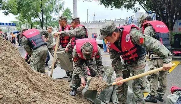 湖南省平江县民兵应急连民兵奋战抗洪救灾一线——马不停蹄，转战多地抢险忙