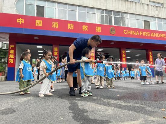 萌娃走进消防站 争当“小小消防员”