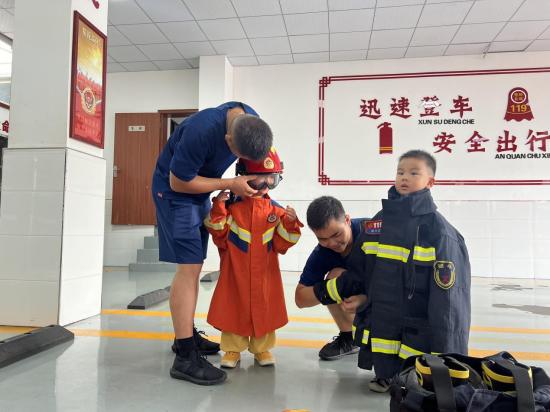 萌娃走进消防站 争当“小小消防员”