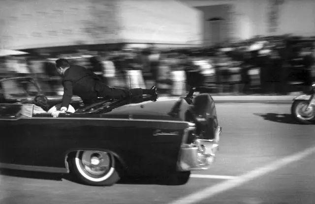 ▲1963年11月22日,肯尼迪乘坐敞蓬轿车驶过德克萨斯州达拉斯的迪利广场(Dealey Plaza)时,遭到枪击身亡。