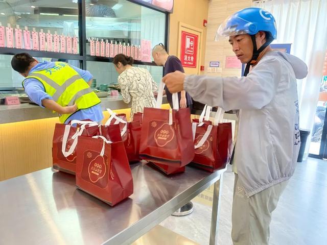 一餐饭，托举稳稳幸福！松江打造优质均衡的老年助餐服务，获评民政部典型案例