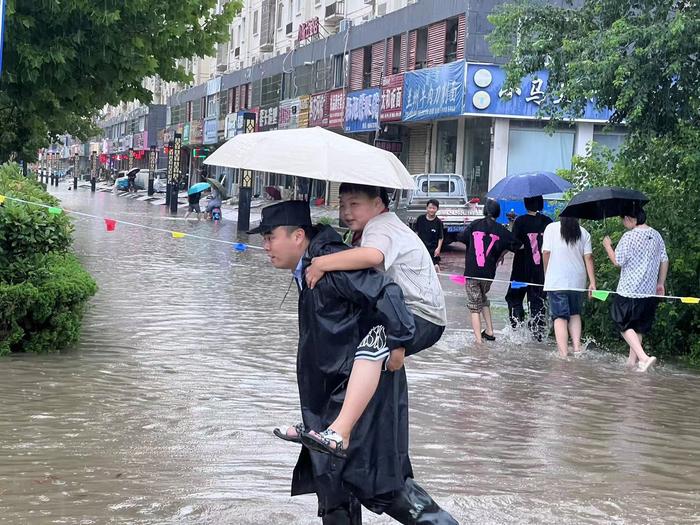 防汛一线，他们的身影暖人心