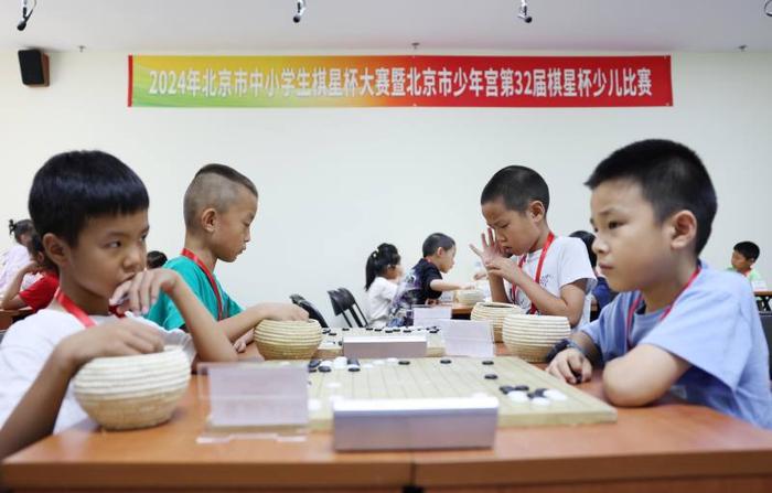 北京市中小学生棋星杯大赛决赛进行中，三百余小棋手同场竞技