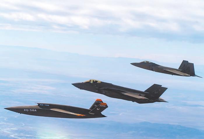 XQ-58A无人机与美国F-22、F-35战斗机进行编队测试的资料画面