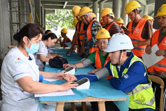 西安市总工会走进“三馆一中心”建设现场“送清凉”