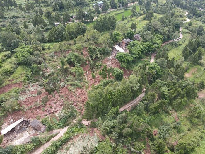 73岁村民发现路面开裂 达州23户34人提前成功转移