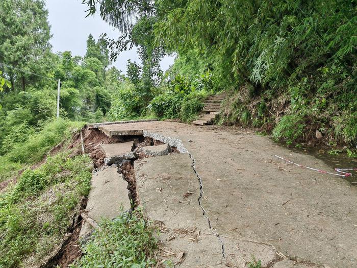 73岁村民发现路面开裂 达州23户34人提前成功转移