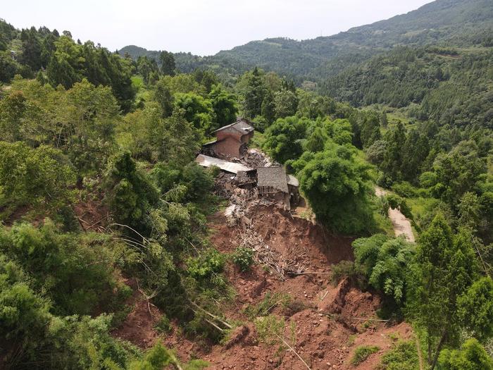 73岁村民发现路面开裂 达州23户34人提前成功转移