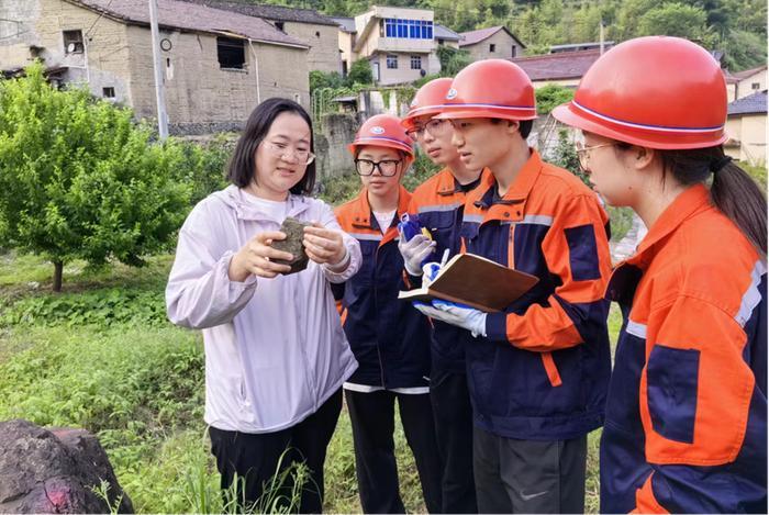 在实践中找到破解问题的“金钥匙”——浙江交院师生研发公路边坡灾害预警新技术