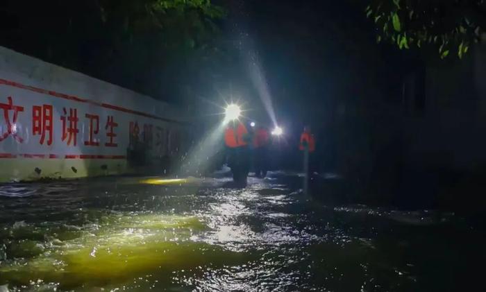 “一线英雄，值得铭记” 汪炜 何英杰 身影 堤坝 洪水 第12张