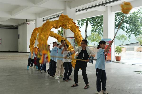 张湾区黄龙镇中心小学：“七彩假期”为古镇留守儿童暑期增色