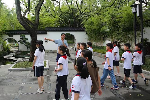 今年暑期，上海这些中小学生“组团”学习了一些新技能