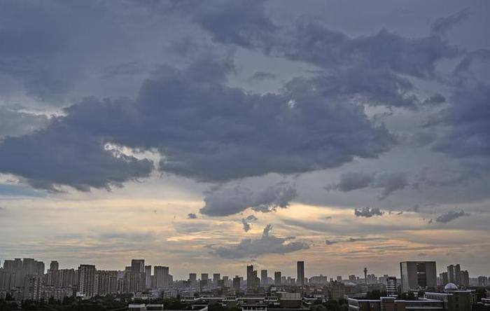 昨天下午，禾城上空风起云涌，一场雷阵雨与主城区短暂邂逅，为炙烤中的城市带来一丝清凉。 N记者 徐志达 摄