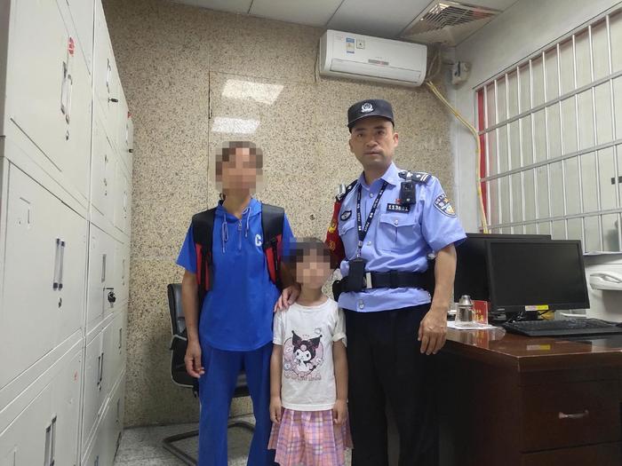 5岁女童车站走散 民警帮助找到家人