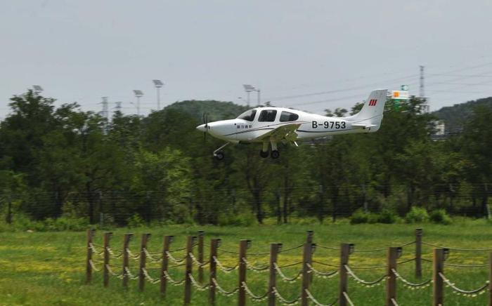 挑战高空跳伞、体验驾驶飞机  延庆区集中推介低空旅游项目