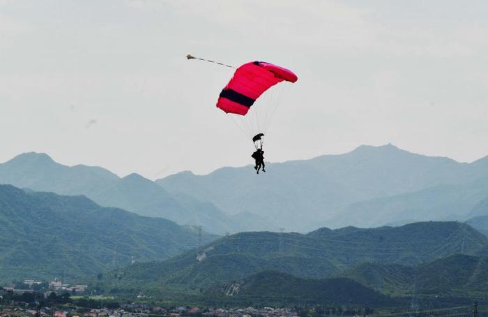 挑战高空跳伞、体验驾驶飞机  延庆区集中推介低空旅游项目