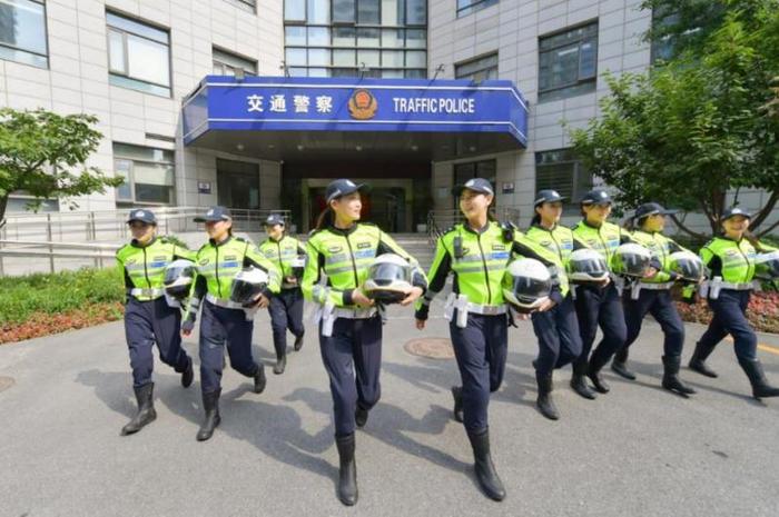 北京交警女铁骑“扩编”  5名女民警新加入