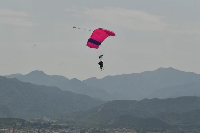 乘直升机高空俯瞰长城，延庆迎来暑期旅游小爆款