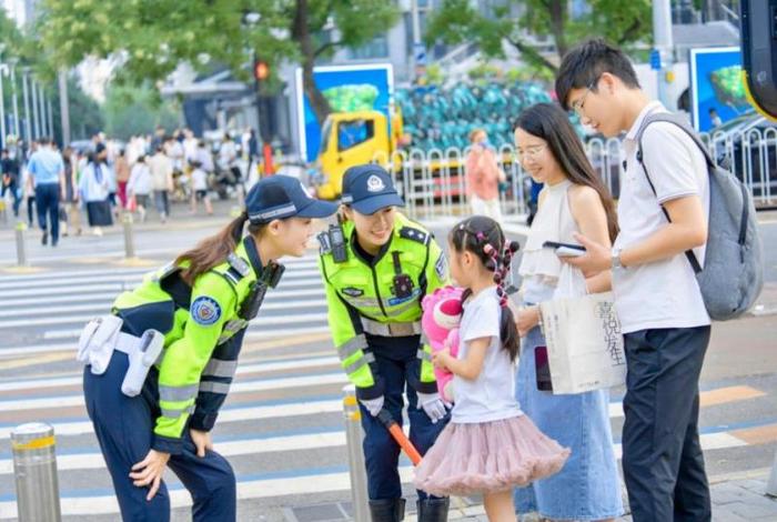 北京交警女铁骑“扩编”  5名女民警新加入