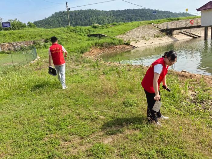 怀宁县石镜乡：清理河湖垃圾 守护绿水长流