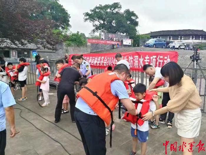 重庆荣昌开展体验式普法促暑假防溺水宣教活动