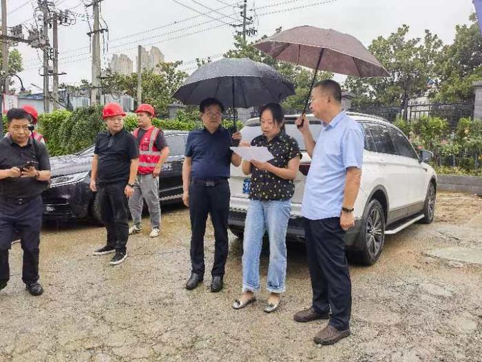 邓州市市人大常委会：工作人员冒雨调研普通高中发展提升工程