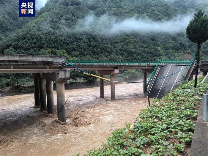 陕西公路桥梁垮塌已致12人遇难，31人失联！初步判断有25辆车坠河遇险，省气象局发布山洪灾害风险预警