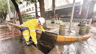 风雨兼程 夜间作业 确保200余公里排水管线畅通