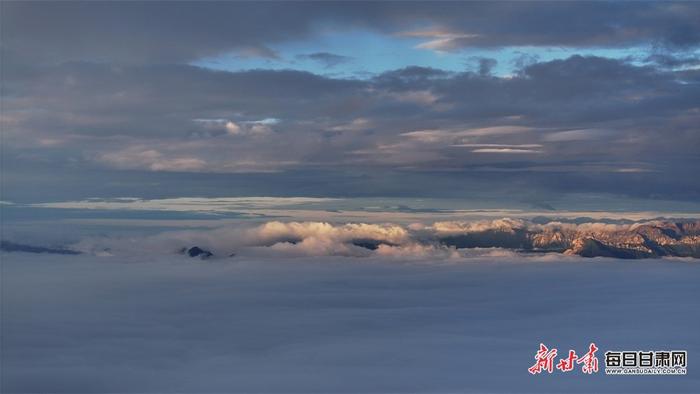 宕昌雷古山现“日照金山”盛景