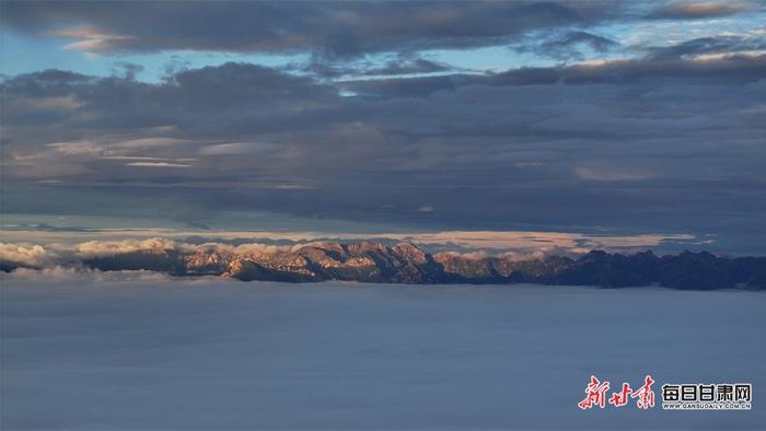 宕昌雷古山现“日照金山”盛景