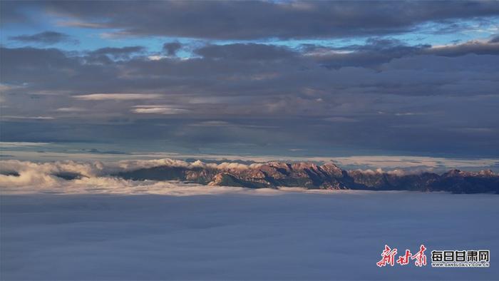 宕昌雷古山现“日照金山”盛景