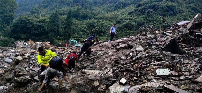 300余名救援警力、70余台警车紧急出动，四川公安紧急救援雅安汉源县山洪灾害