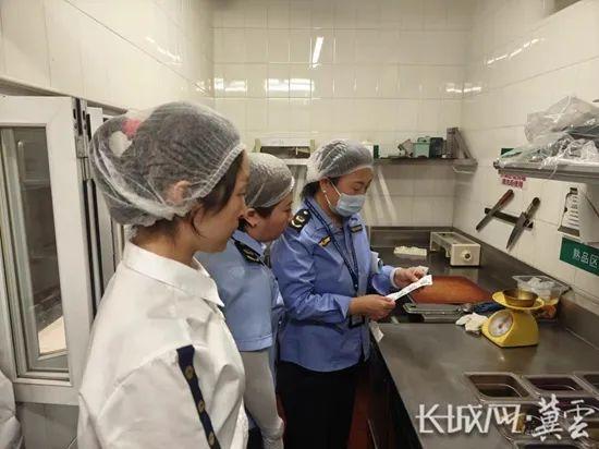 【食安创建】霸州市全力守护暑期餐饮服务环节食品安全