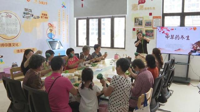 防暑降温有妙招！金海居民手作艾草锤、中草药茶饮→