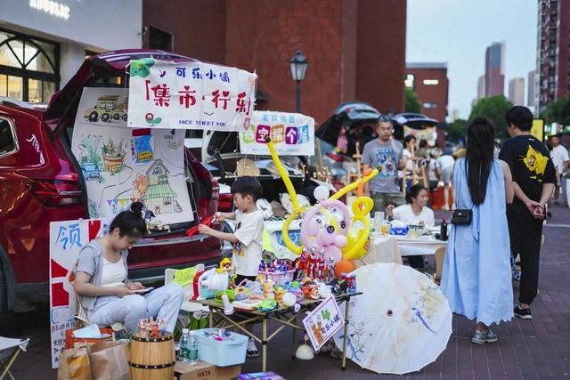 小朋友们当“摊主”，这场后备箱艺术市集很city