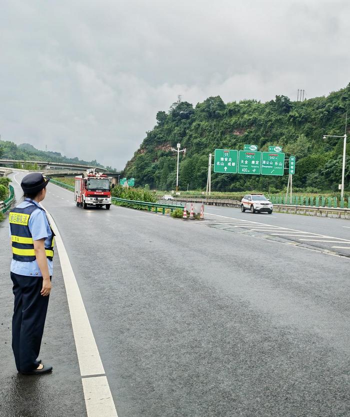 闻令而动！四川交通全力做好汉源县受灾道路抢通和运输保障工作