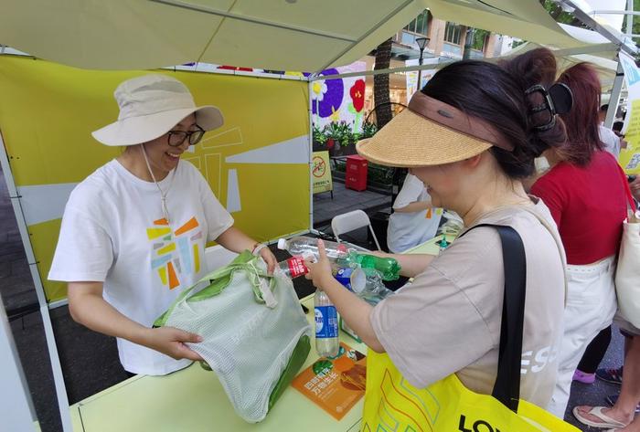 在大学路步行街练摊，限时两日，初高中生和品牌企业“卷”起了旧物废品