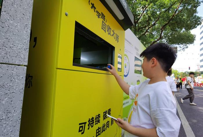 在大学路步行街练摊，限时两日，初高中生和品牌企业“卷”起了旧物废品