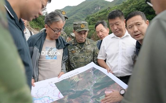 武警官兵全力投入四川汉源山洪泥石流灾害救援