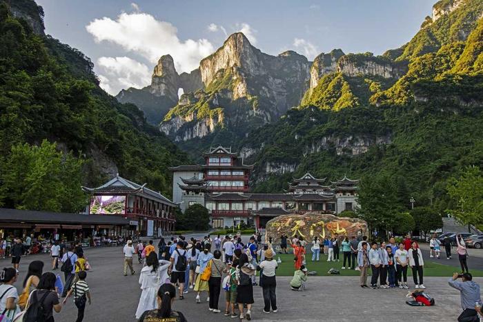 湖南张家界：夏日旅游持续升温