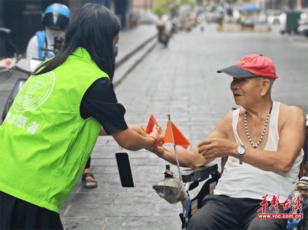 芷江：酷热送清凉 共建文明城